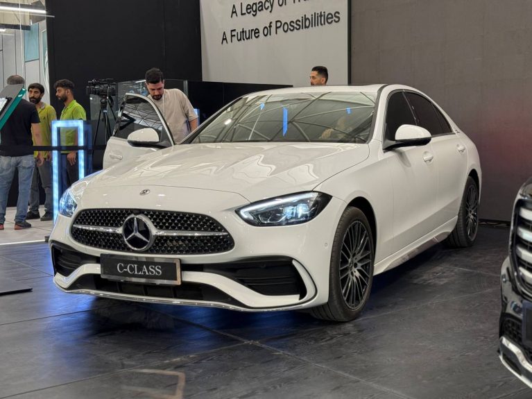 بازگشت ستاره نقرهای با ایرانخودرو؛ مرسدسبنز C200L و GLB200 در نمایشگاه خودرو شیراز معرفی شدند