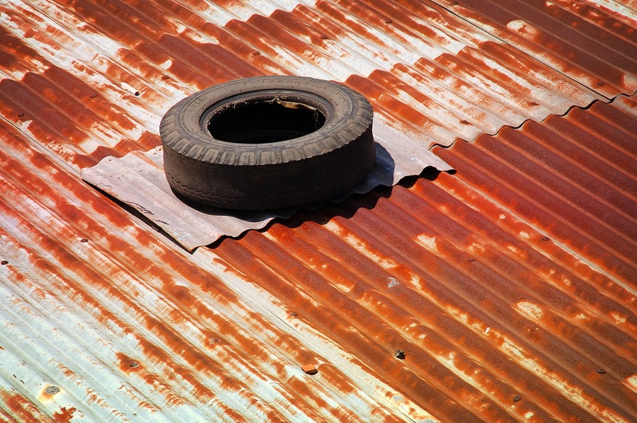 چرا برخی افراد لاستیک‌های خودرو را روی پشت‌بام خانه قرار می‌دهند؟