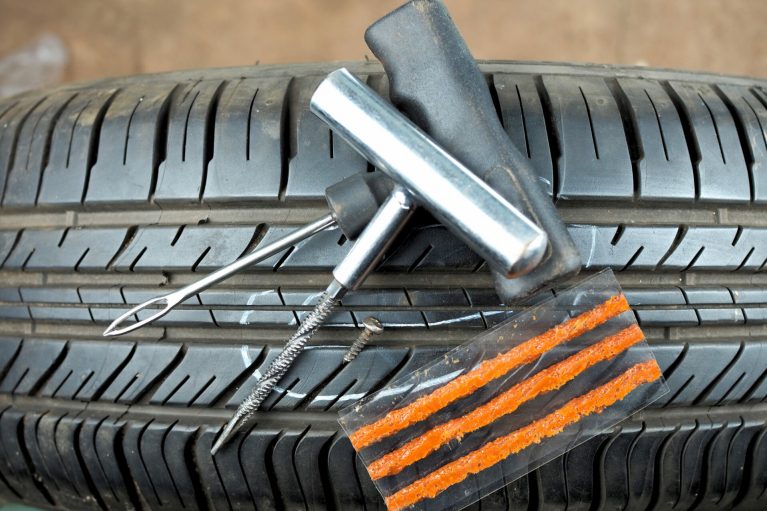 مقایسه لاستیک زاپاس فول سایز و کیت تعمیر پنچری؛ کدام‌یک بهتر است؟