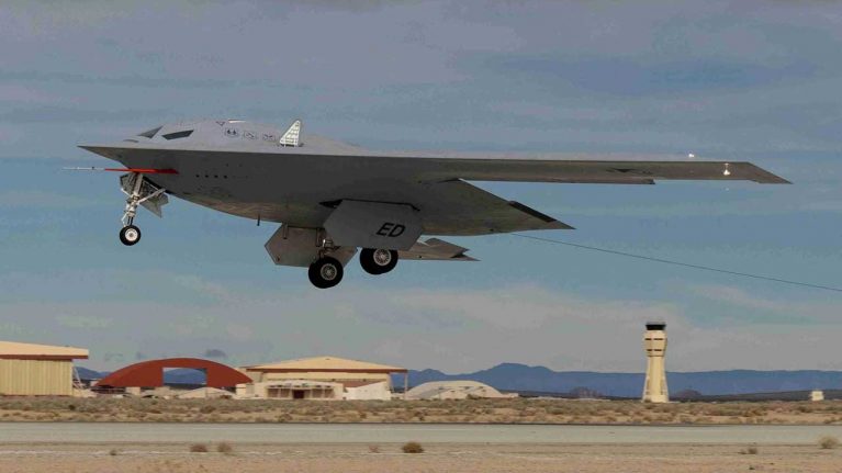 چرا بمبافکن جدید B-21 ریدر چند سال نوری پیشرفتهتر از B-2 است؟