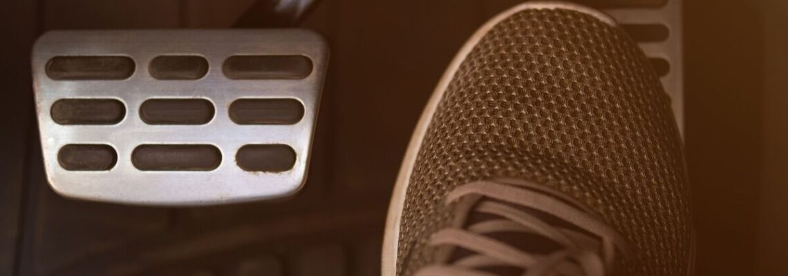 سفت شدن و شل شدن پدال گاز: دلایل، عیب‌یابی و تعمیر