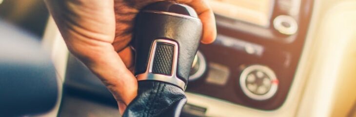منظور از رانندگی با دنده مرده چیست و چه تاثیراتی روی خودرو دارد؟