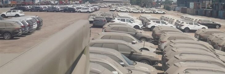 نصف خودروهای وارداتی در گمرک خاک میخورند
