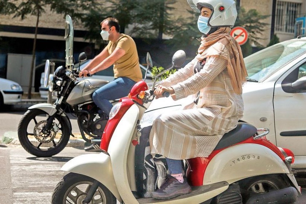 گواهینامه موتورسیکلت برای بانوان؛ چالش قانونی با صبر نیروی انتظامی!