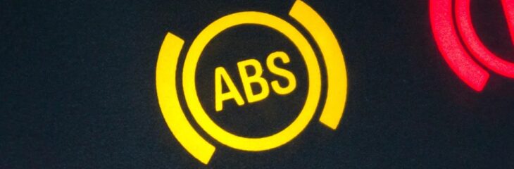 چراغ ABS خودرو؛ بررسی دلایل روشن شدن و راهکارهای رفع مشکل