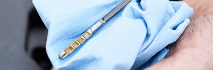 اندازه گیری روغن موتور خودرو: روش‌ها، نکات مهم و هر آنچه باید بدانید