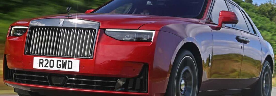 رانندگی با رولزرویس گوست بلک بج ۲۰۲۵، نهایت تجمل با چاشنی اسپرت