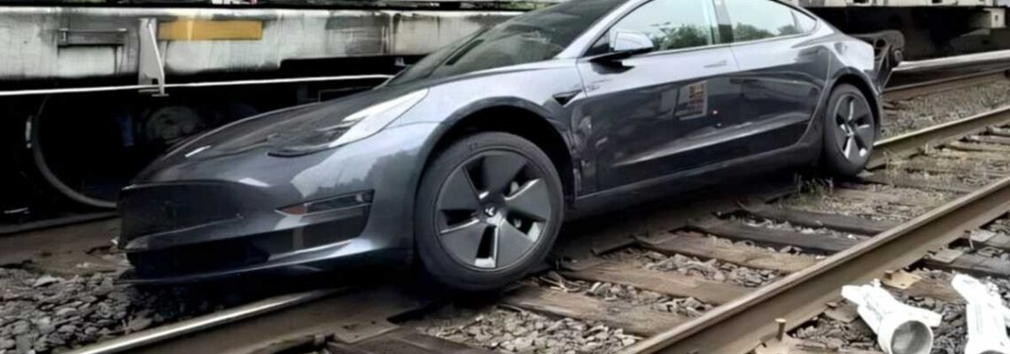 نقص خطرناک سیستم خودران تسلا، عدم تشخیص ریل و تقاطع راه‌آهن!