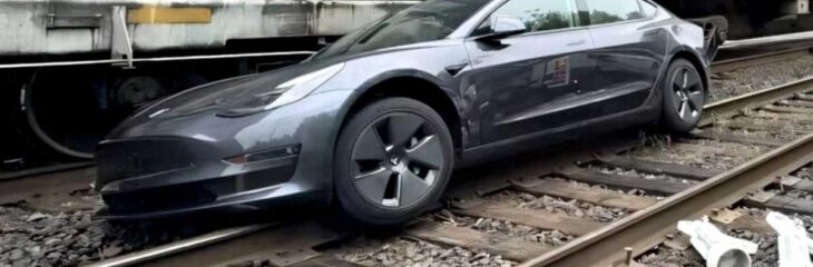 نقص خطرناک سیستم خودران تسلا، عدم تشخیص ریل و تقاطع راه‌آهن!