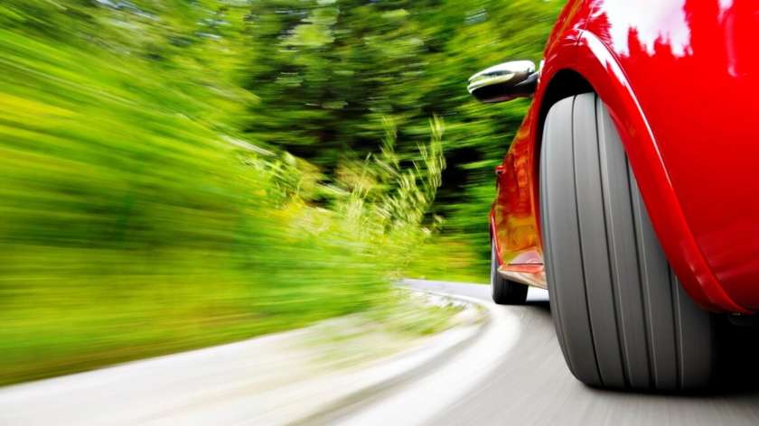 علل اصلی صدای چرخ ماشین هنگام حرکت و دور زدن؛ نشانه ها و روش های رفع مشکل