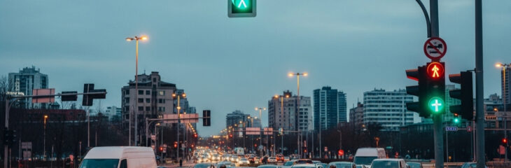 حق تقدم در چهارراه با کدام خودرو است و بر چه اساسی تعیین می‌شود؟