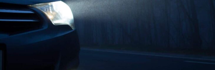 علل کم و زیاد شدن نور چراغ ماشین؛ بررسی مشکلات باتری، دینام و سیستم برق خودرو