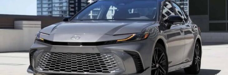 قیمت کارخانه‌ای تویوتا کمری (آبان ۱۴۰۴) + شرایط فروش و ثبت نام