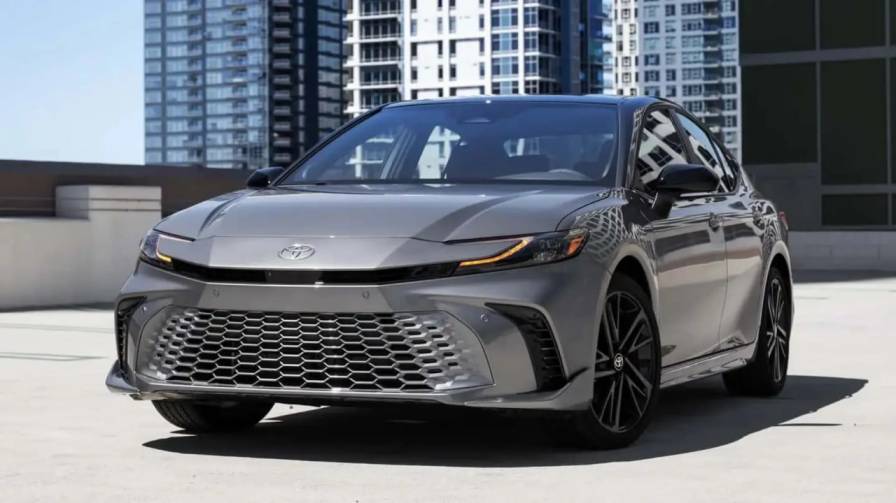 قیمت کارخانه‌ای تویوتا کمری (آبان ۱۴۰۴) + شرایط فروش و ثبت نام