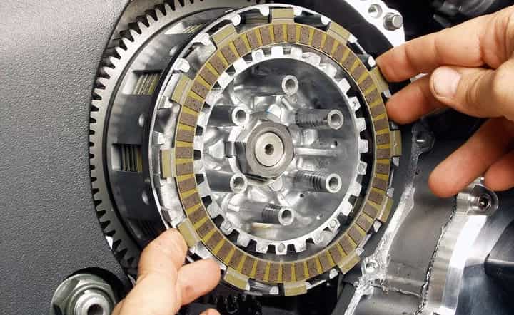 صفحه کلاچ موتورسیکلت چیست؟ علائم خرابی، زمان تعویض و روش نگهداری